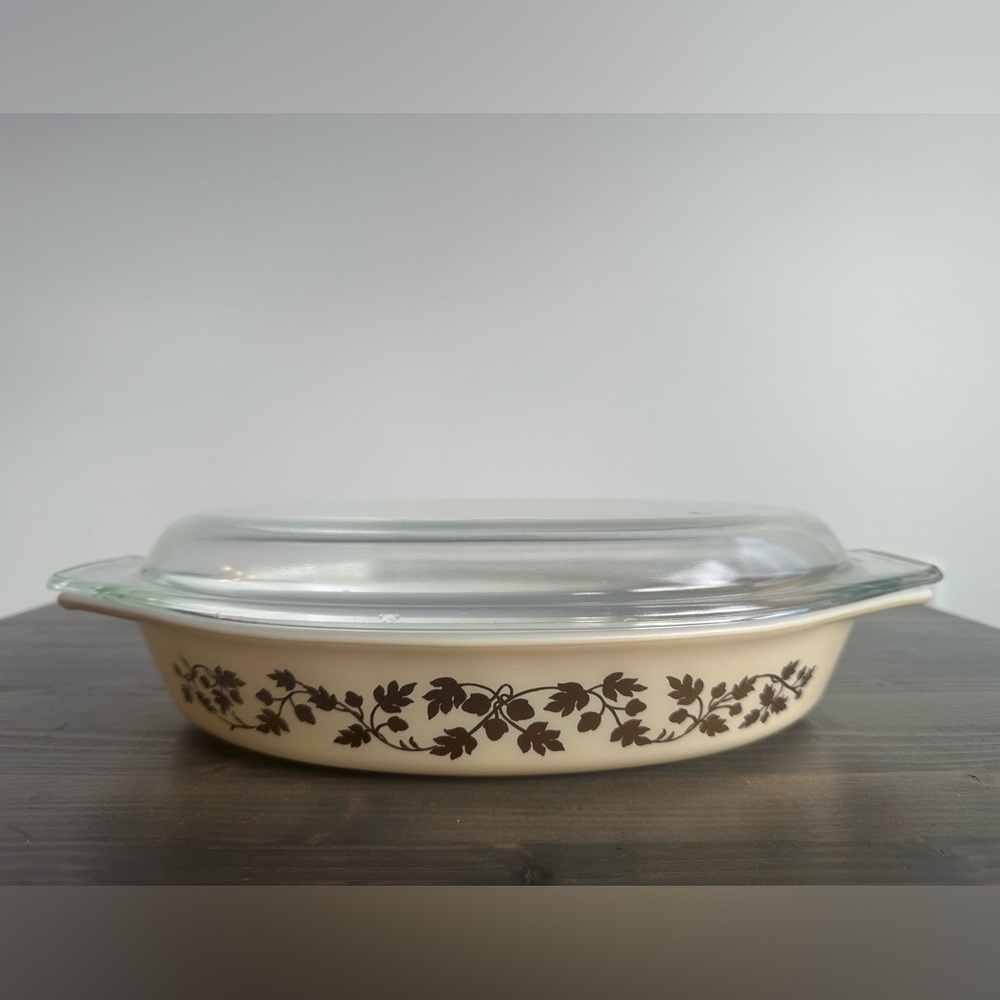Vintage 1.5 qt Pyrex *oval open bake*
Golden Acorn  1960-1963